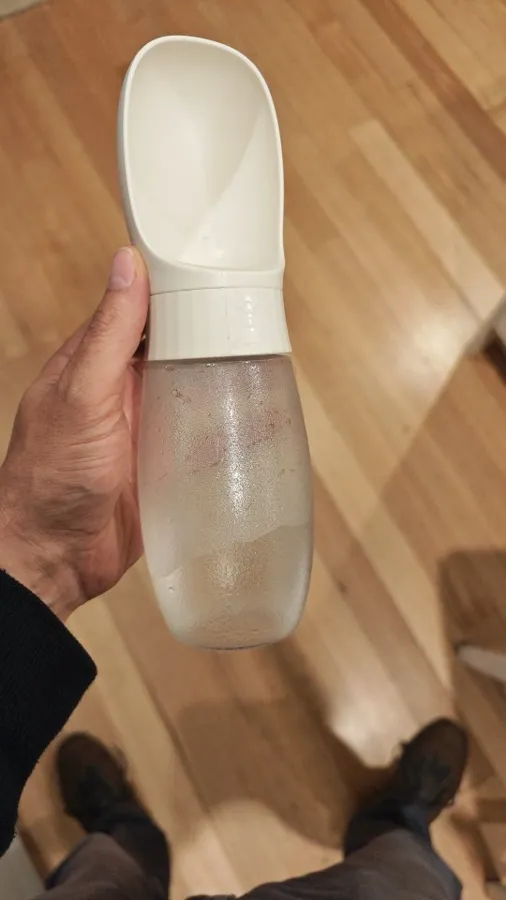 Photo d’un chiot buvant dans la gourde pliable Gambadeau